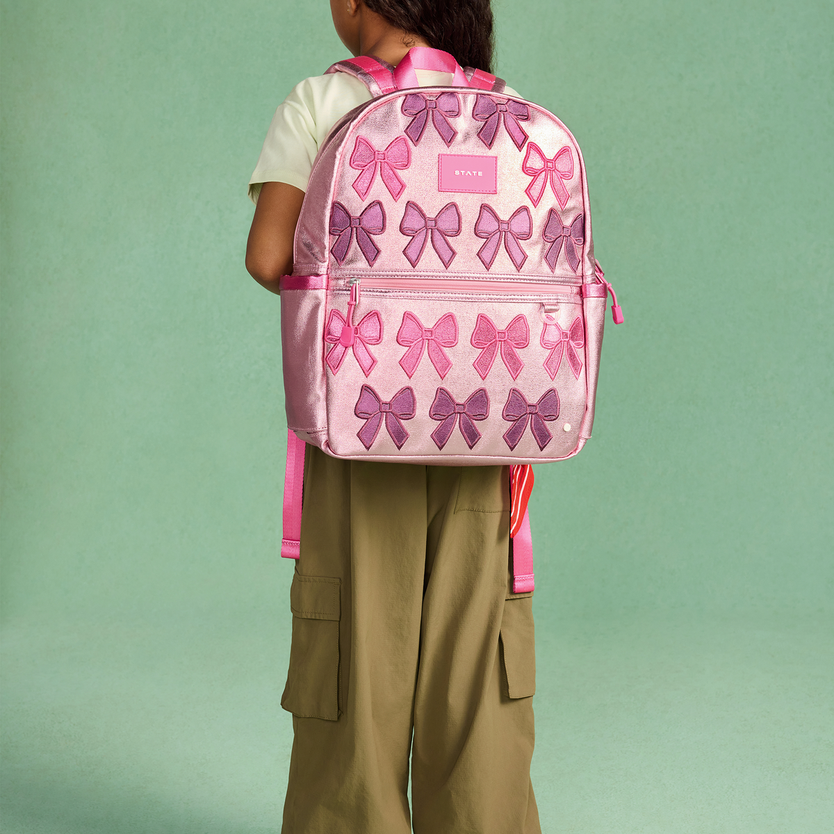 girl wearing STATE Bags Kane Bows