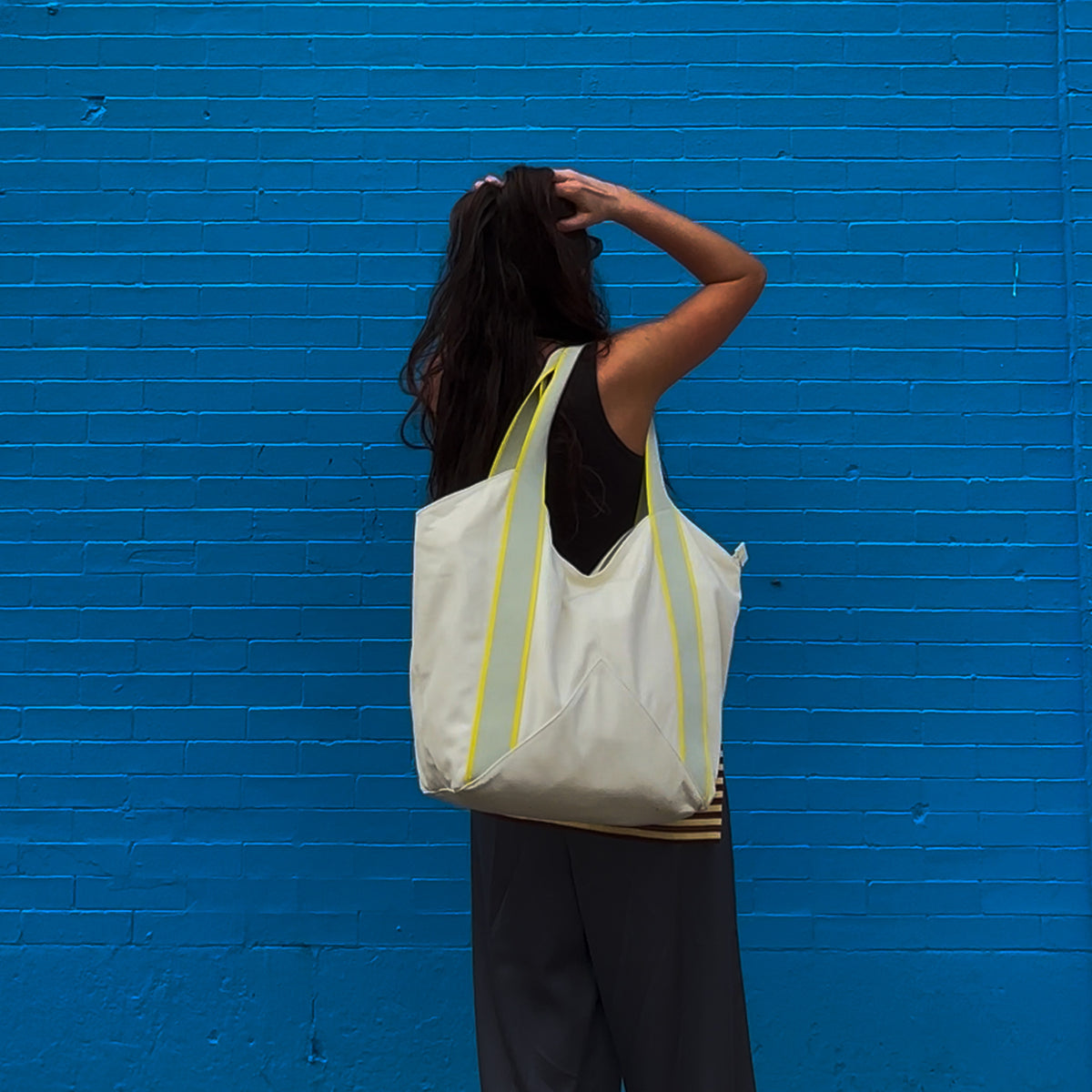 Woman wearing STATE Bags Beverly Tote Pristine